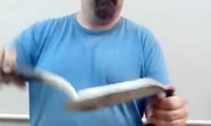 Man opent biertje met een schep